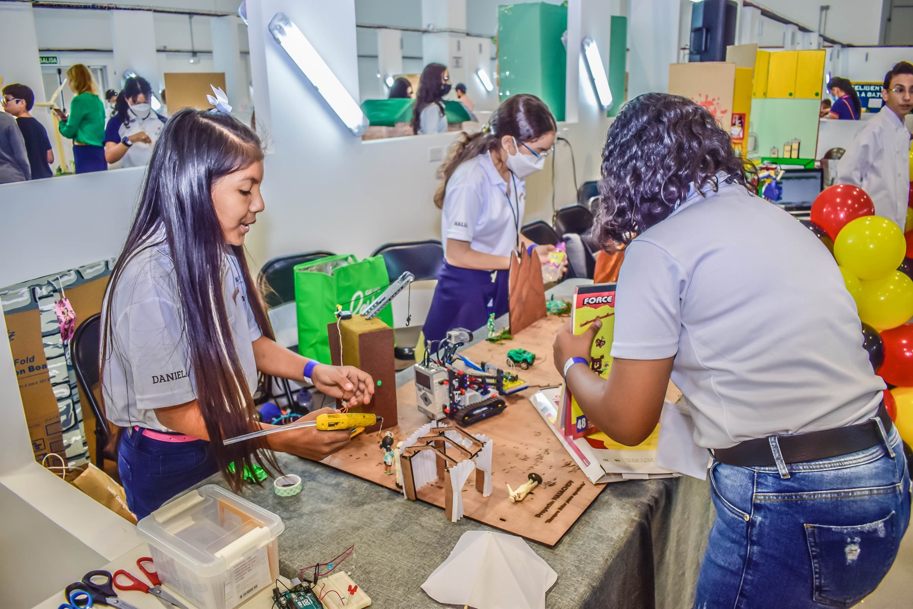 Estudiantes construyendo su robot en la Olimpiada