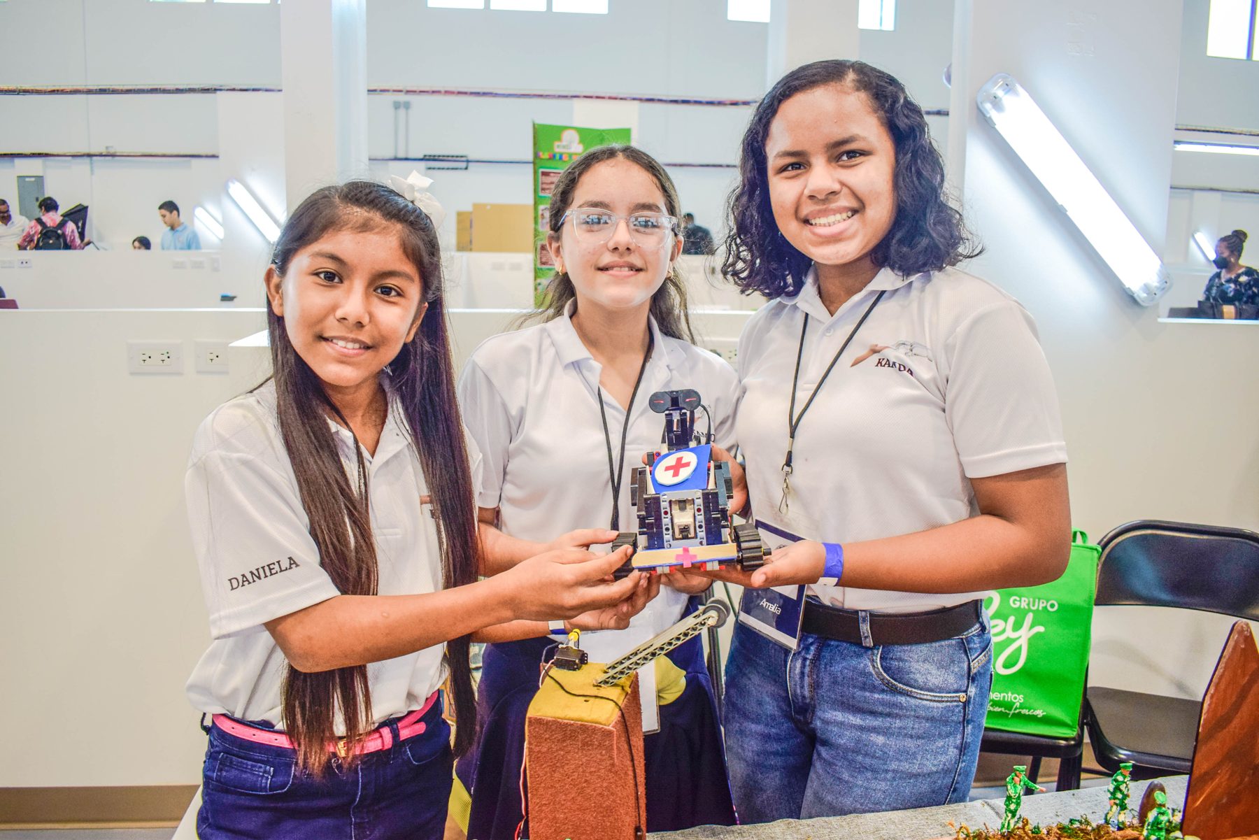 Equipo con su robot